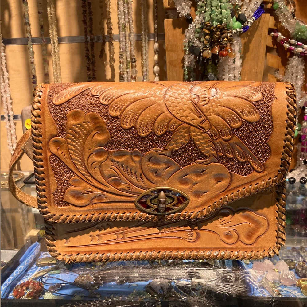 VINTAGE HAND TOOLED LEATHER PURSE W CLASP CLOSURE ON FRONT FLAP. SOLD AS IS!